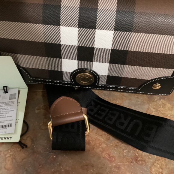 Burberry - Picture 5 of 8